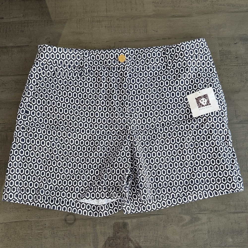 Anne Klein Navy & White Geometric Print Shorts. Womens size 8. NWT. Inseam 4.5”